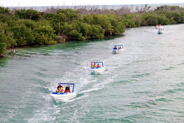  Friends on speedboats in Cancun 